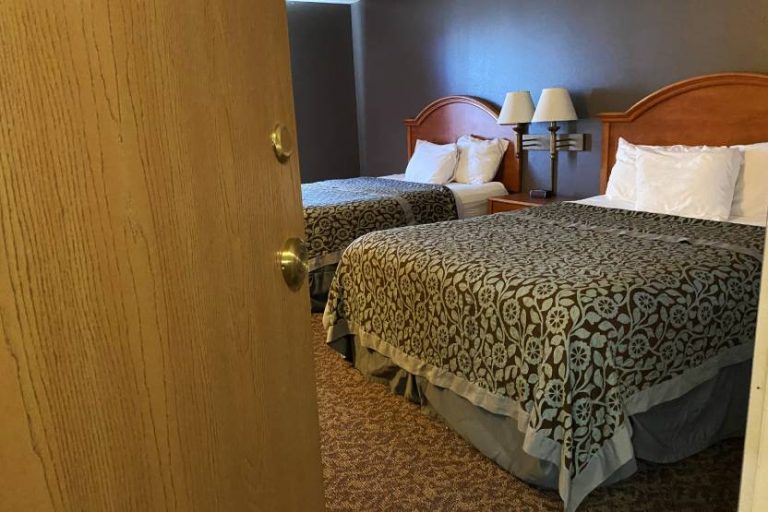 8462 days inn hotel governors waterpark rv park fitness center is a laundromat near me in casselton north dakota 768x512